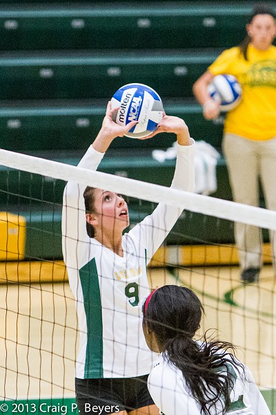 Ultimate team player setting volleyball